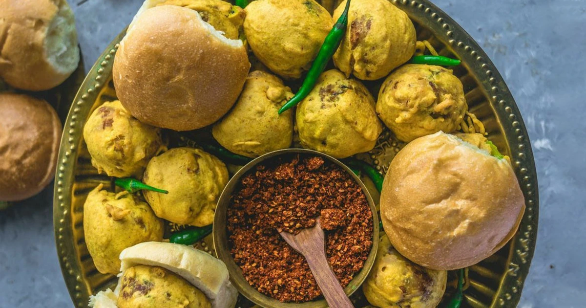 VADA PAV in Mumbai to order food at Mumbai railway station