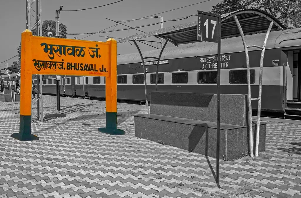 How to get delicious meals on train delivered at the Bhusaval Train Station?