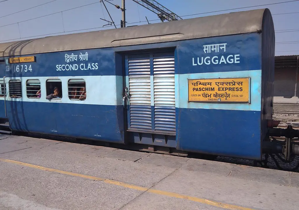 Ordering Delicious Meals on the Go on the Paschim Express 12925 Train